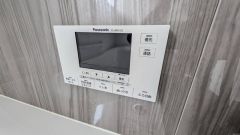 お湯張り、追い炊き、足し湯がボタン一つで楽々操作できる非常に便利な給湯機リモコンです。追い炊きがついていると寒い冬は水道代の節約にもなるので助かりますね