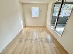 バルコニーに面した陽当たりの良い洋室です＾＾