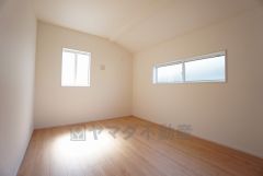 木目調のシンプルデザインで落ち着きと安らぎの空間に仕上げています。各部屋に収納が完備されているので、お荷物が多くなっても安心の設計です。