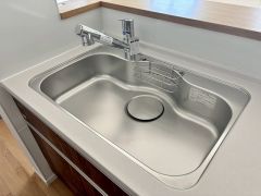 大きなお鍋も楽々洗える幅の広いシンクです＾＾ステンレスシンクなので簡単にお掃除できますよ。洗剤やスポンジもすっきりできる収納付き。