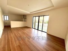 おしゃれなキッチンを中心とした開放的なリビング。お友達や親せきをお招きするのも楽しみです＾