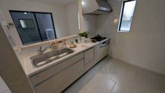 収納も、作業スペースも広々と設けられた使いやすいシステムキッチンです＾＾カウンターキッチンなので、ご家族と会話をしながら楽しくお料理ができます＾＾