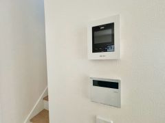 防犯性もばっちり、TVモニター付きインターホン完備。大きなモニターで玄関先を確認できます。録画機能が付いているので不在時の訪問者も確認できて安心です＾＾