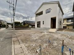 前面道路1号棟：東側約4ｍ公道(みなし道路部分含む)2号棟：東側約4ｍ公道