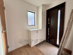 採光も考えられた明るい玄関です。たっぷり収納できるシューズボックス付きなので、家族全員の靴がきれいに整頓できます。