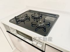 3種類の料理が同時に調理できる、3口ガスコンロ。忙しい夕食の支度時間が短縮できて効率よくお料理が楽しめます。