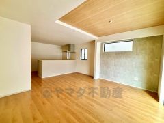 リビングは広々とした設計で、家族が集い、寛ぐ暮らしの空間を演出しています。思い思いの時間を過ごしたり、家族みんなで食事をしたり、素敵な団らんの場になりますね。