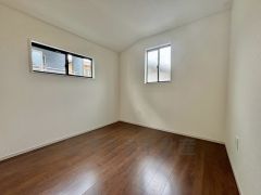 明るい洋室です。ナチュラル色のフローリングで開放的な優しい雰囲気になっています＾＾ベッドや机、ＴＶを置いてもゆとりのある広さです。