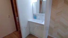 三面鏡にハンドシャワー付きで使いやすい洗面台です＾＾鏡裏と洗面ボウル下に収納付きの洗面台なので、整理整頓ができスッキリと使えます＾＾