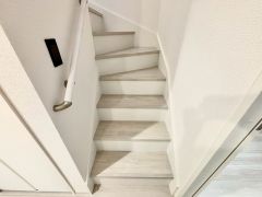 日中でも暗くなりがちな階段には、小窓を配置し採光も考えられたつくり＾＾手摺付きなので安全に上り下りできますね＾＾