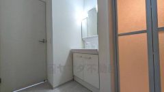 洗面台、洗濯機置き場、バスルームが連なっている、生活導線の考えられた作りになっています。 窓付きなので換気もしっかりできます＾＾