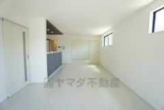 家族が集まる開放的なリビング。思い思いの時間を過ごしたり食事をしたり、素敵な団らんの場になりますね。