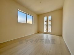 家具を選ばないナチュラルなフローリングとシンプルなクロスです＾＾