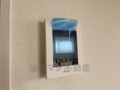 防犯性もばっちり、TVモニター付きインターホン完備。大きなモニターで玄関先を確認できます。録画機能が付いているので不在時の訪問者も確認できて安心です＾＾