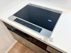 お手入れのしやすいIHクッキングヒーターです。3口コンロなので、効率よくお料理が楽しめます。毎日のお料理も楽しくなりますね＾＾