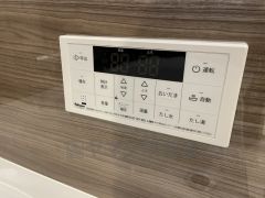 湯量・湯温の設定、そして保温までワンタッチのフルオートバス。便利な追い炊き機能付きです。