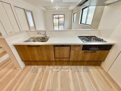 収納も、作業スペースも広々と設けられた使いやすいシステムキッチンです＾＾カウンターキッチンなので、ご家族と会話をしながら楽しくお料理ができます＾＾