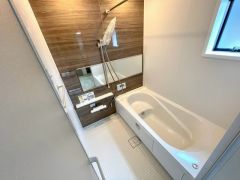 1日の疲れを癒すくつろぎの窓付きバスルーム。足を伸ばしてもゆったりと入れるサイズです。お子様と一緒にお風呂に入っても狭くないですね＾＾