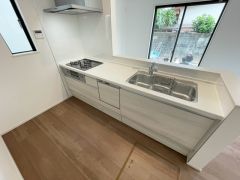 収納も、作業スペースも広々と設けられた使いやすいシステムキッチンです＾＾カウンターキッチンなので、ご家族と会話をしながら楽しくお料理ができます＾＾