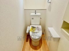 ウォシュレット付きトイレです。1階2階の2ヶ所にトイレがあるので、忙しい朝にもゆとりができますね＾＾