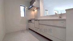 収納も、作業スペースも広々と設けられた使いやすいシステムキッチンです＾＾