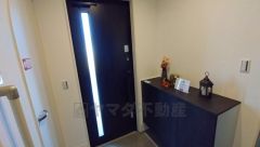 採光も考えられた玄関です。棚の上にお花や写真を飾っても良いですね。