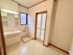 洗面台、洗濯機置き場、バスルームが連なっている、生活導線の考えられた作りになっています。写真はCG加工しております。