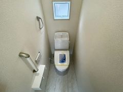 温水洗浄機付トイレです。節水機能もあるので、安心して使えますね。もちろん、1階2階の2ヶ所にトイレがあるので、忙しい朝にもゆとりができますね。