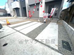 2号棟。 カースペースは3台分確保　 ご夫婦で1台ずつ所持されているご家庭も、来客時も安心ですね。