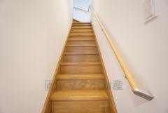 お子様も高齢の方も安心して上り下りができる手摺がついた安心設計です。