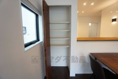 リビングは物が沢山集まりがちなので、収納スペースがあると便利ですね＾＾