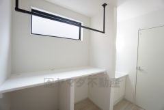 洗面台、洗濯機置き場、バスルームが連なっている、生活導線の考えられた作りになっています。