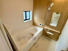 1日の疲れを癒すくつろぎのバスルーム。足を伸ばしてもゆったりと入れるサイズです。お子様と一緒にお風呂に入っても狭くないですね＾＾