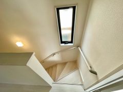 日中でも暗くなりがちな階段には、小窓を配置し採光も考えられたつくり＾＾手摺付きなので安全に上り下りできますね＾＾