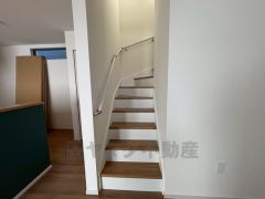 日中でも暗くなりがちな階段には、小窓を配置し採光も考えられたつくり＾＾手摺付きなので安全に上り下りできますね＾＾