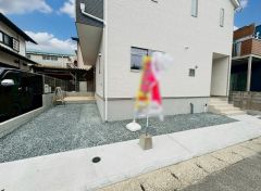 駐車スペースは2台分（車種による）。