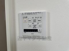 雨の日の洗濯も安心できる浴室暖房乾燥機付き浴室。リモコンで操作もボタン1つで簡単。
