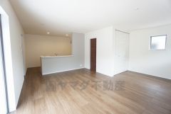 大きな掃き出し窓のあるリビングは、陽光あふれる明るい空間です。ゆったりと寛げる憩いの場となりそうです。