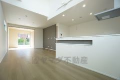 大きな窓のあるリビングは陽光あふれる明るい空間です。居心地良く、ご家族皆がゆったり寛げる憩いの空間となりそうです。