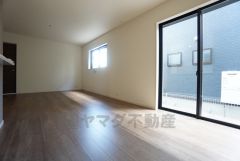 大きな窓のあるリビングは陽光あふれる明るい空間です。居心地良く、ご家族皆がゆったり寛げる憩いの空間となりそうです。