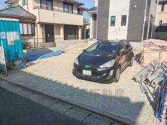 駐車スペースはゆとりある2台分を確保。マイカー用に、お客さま用に、余裕を持ってご利用いただけます。 