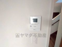 防犯はもちろん、セールスマン対策にもなるモニター付きインターホンです。お子さん1人での留守番時にも活躍しそうです。