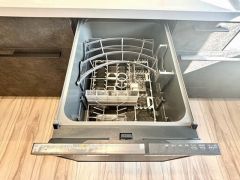 炊事時間を大幅に短縮できる食器洗浄乾燥機付き＾＾食器を洗う手間が減るので家族とのコミュニケーションの時間や自分の時間が増えますね。