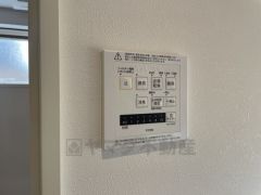 雨の日の洗濯も安心できる浴室暖房乾燥機付き浴室。リモコンで操作もボタン1つで簡単。