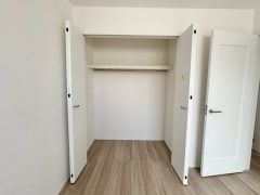 大きめのクローゼットがついた使いやすい洋室です。すっきりと整理整頓できるので気持ちよくすごせます＾＾