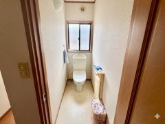 窓付きのトイレは換気もしやすく清潔に使えます＾＾窓付きのトイレは換気もしやすく清潔に使えます＾＾写真はCG加工しております。