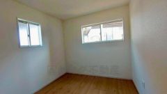 大きめのクローゼットがついた使いやすい洋室です。2面採光を確保した爽やかな風を感じて起きる朝は、快適生活の始まりに。