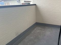 陽当たりの良いバルコニーです。お洗濯やお布団干しはもちろん、日光浴スペースにも。足元は防水工事施工済です。