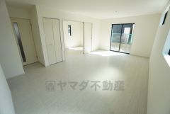 大きな窓のあるリビングは陽光あふれる明るい空間です。居心地良く、ご家族皆がゆったり寛げる憩いの空間となりそうです。
