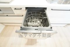 同形状・同仕様 普通に食器洗いをする時より水道代が70％ほど削減できます。夜お休みになるときに食洗器を利用すれば朝起きた時には食器が綺麗になっていますので便利です。